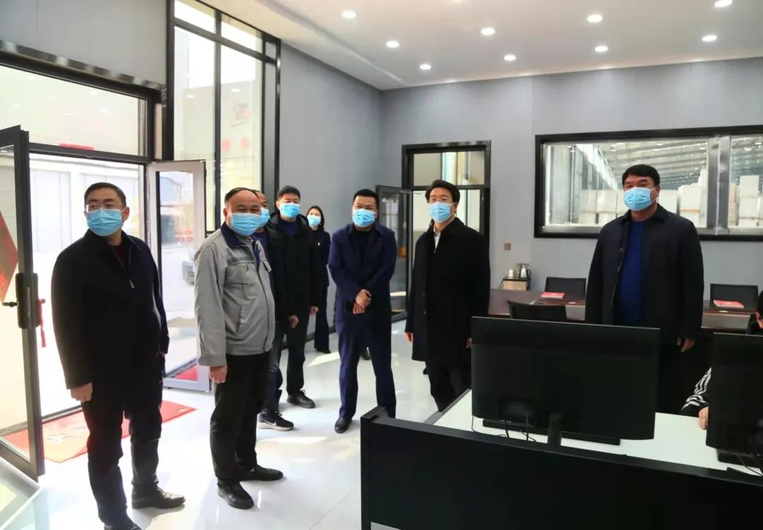 新密市市委副書記、市長(zhǎng)程洋調(diào)研新密市正興耐火材料有限公司，送服務(wù)強(qiáng)信心，沖刺首季“開門紅”！(圖1)